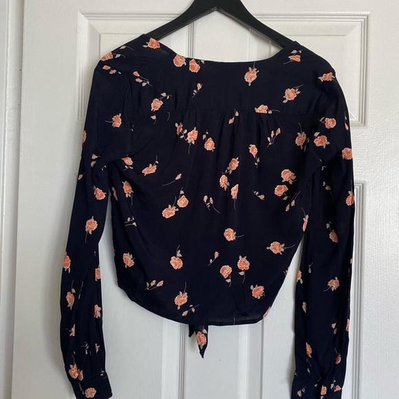 🆕 NWT Flynn Skye long sleeve floral crop top - Picture 3 of 3